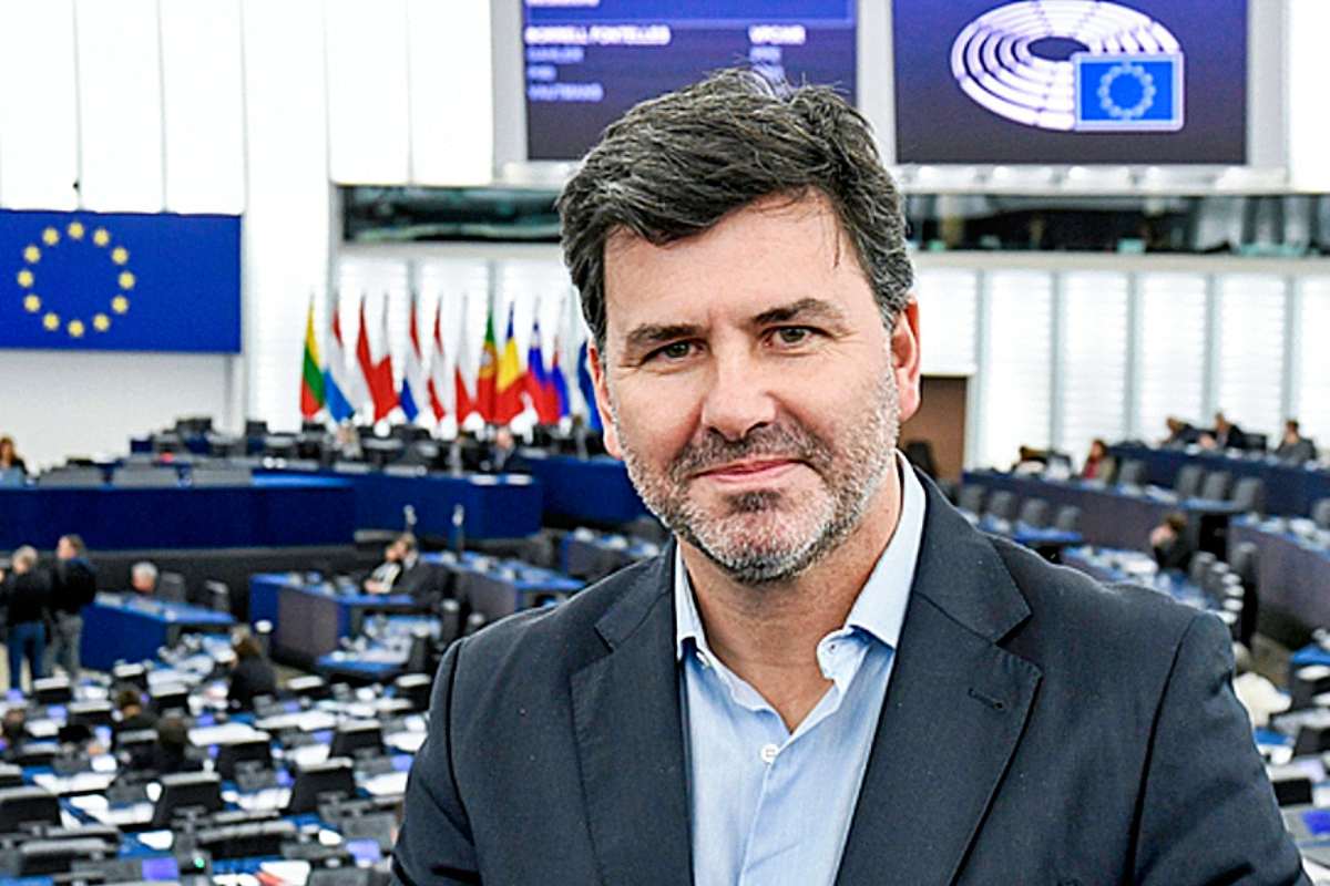 NicolÃ¡s GonzÃ¡lez Casares, eurodiputado del Grupo de la Alianza Progresista de Socialistas y DemÃ³cratas y enfermero de Urgencias.